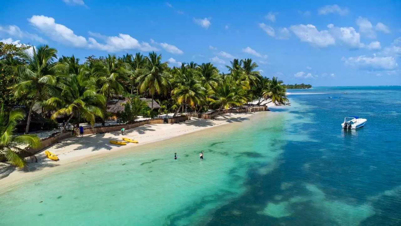 Sambatra Beach Lodge — image 2