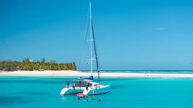 Cruising by Catamaran — image 3